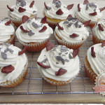 Csokis-banános cupcake, fehér csokis mousse koronával